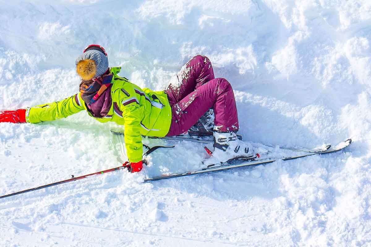 Der Skidaumen, eine Bandverletzung am Daumengrundgelenk, tritt so häufig nach Stürzen beim Skifahren auf, dass er danach benannt wurde.