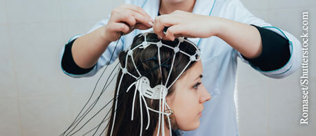  Die Gehirnströme werden beim EEG über Elektroden auf der Kopfhaut gemessen.