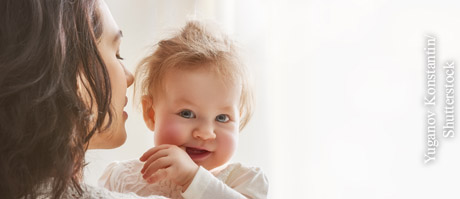  Langsames Reden und Wiederholungen fördern die Sprachentwicklung von Babys.