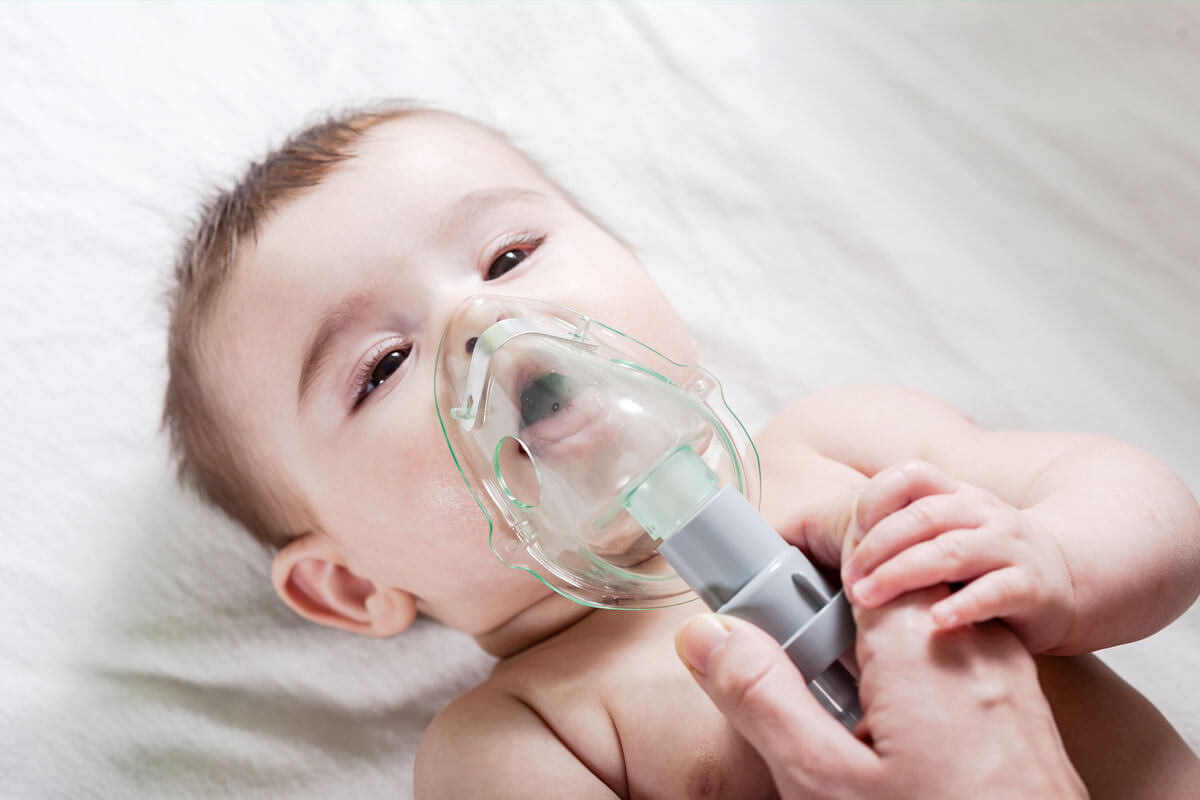  Bei Säuglingen kann das RS-Virus zu schweren Verläufe der Erkältungskrankheit führen.