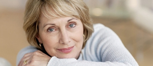  Vor allem Frauen nach den Wechseljahren sollten sich auf eine Osteoporose-Erkrankung testen lassen. 